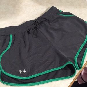 UNDERARMOUR  GREY AND EMERALD GREEN SHORTS!!’